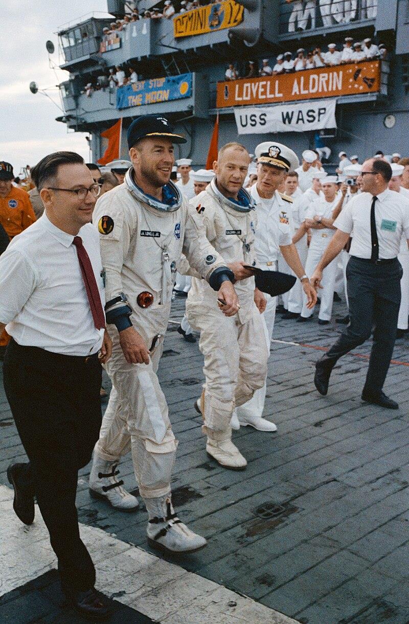Lovell a Aldrin po přistání Gemini 12 (Zdroj: NASA)